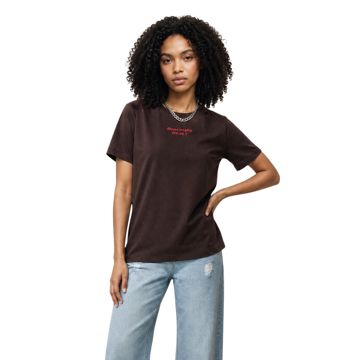 T-shirt Only donna marrone con scritta modello 15373449. Maglietta a maniche corte in cotone tinta unita marrone cioccolato con ricamo ironico non ho voglia lato cuore stile casual ed essenziale.