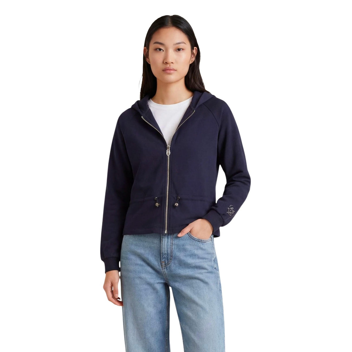 Liu Jo Felpa ECS Aperta; zip intera, cappuccio, maniche raglan, logo sul polsino. Comfort premium in modal ed elastam per un look sportivo ricercato. Vista frontale colore blu scuro
