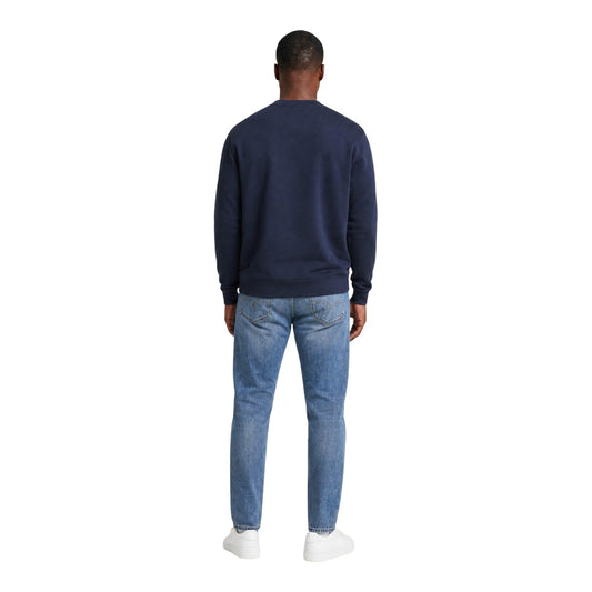 Felpa Girocollo blu Calvin Klein Jeans; Interno Felpato. Logo frontale, finiture a costine, misto cotone resistente. Versatile, iconica e confortevole per ogni giorno. Vista posteriore figura intera