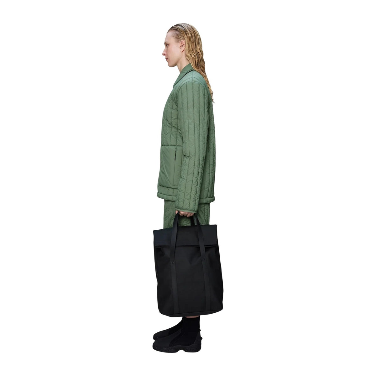 Zaino borsa Rains 2 Way Tote Backpack nero impermeabile 12940. Zaino porta PC da 16 pollici convertibile in borsa tote da lavoro e viaggio, impermeabile e resistente all'acqua con spallacci e manici, zainetto per laptop e pendolari Rains.