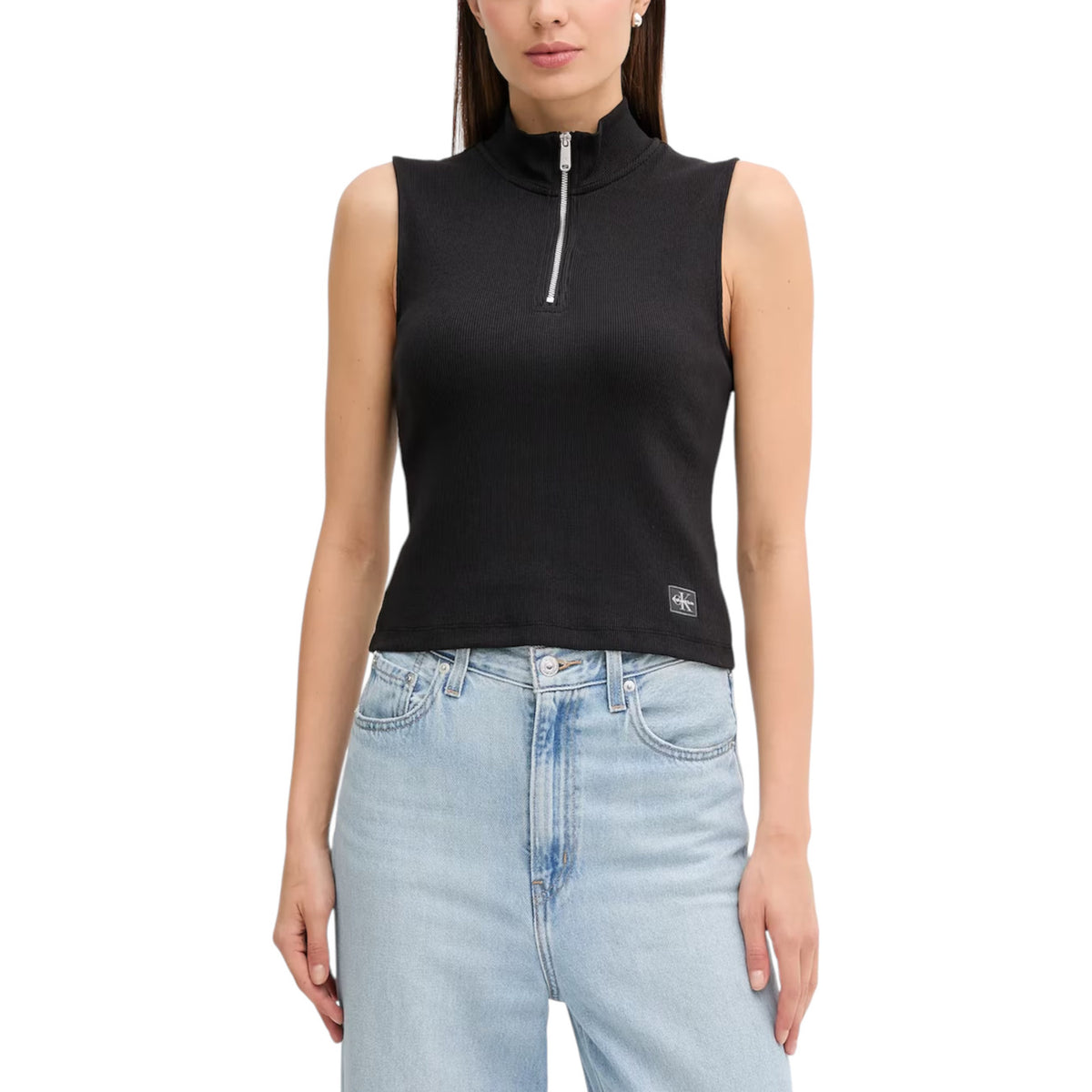 Canotta Calvin Klein Jeans A- WOVEN LABEL SL QZ donna nera con cerniera smanicato scollo alto 95% cotone 5% elastan - vista frontale indossata da modello