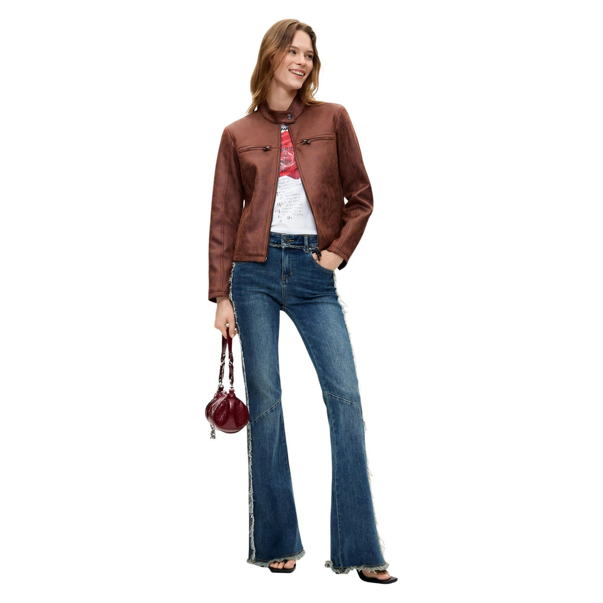 Giacca biker Desigual donna marrone modello CHAQ_BIKERCY. Giubbotto effetto pelle da donna con collo alla coreana, zip e tasche anteriori stile urban rock contemporaneo.