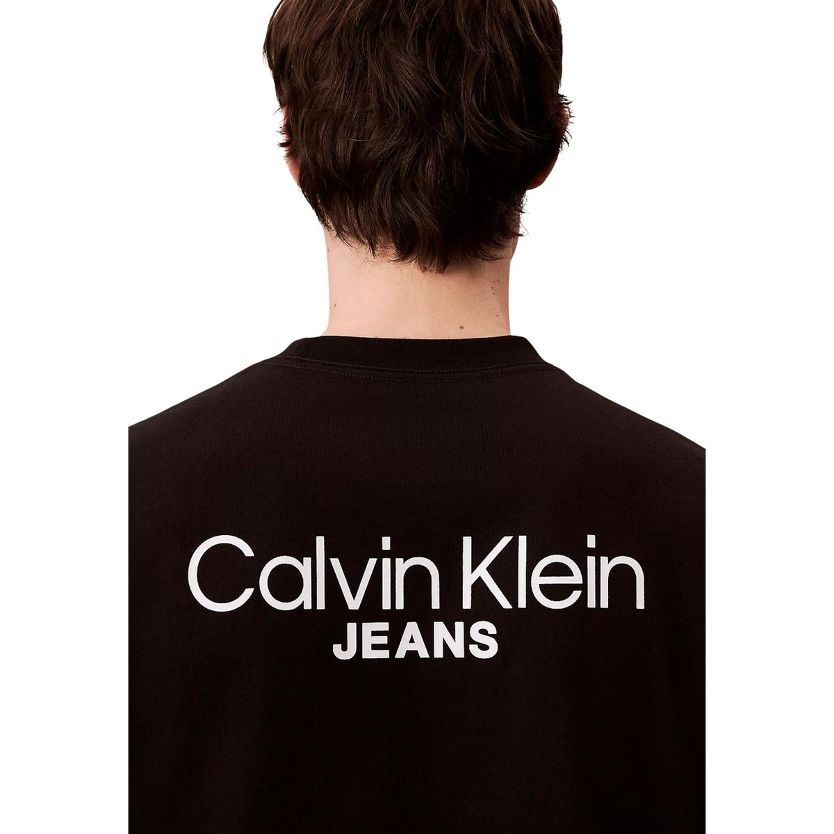 T-shirt CK Jeans Logo Back; 100% cotone, regular fit, manica corta. Stampa logo fronte/retro, girocollo, lavabile in lavatrice. Design funzionale e senza tempo. Colore nero vista posteriore