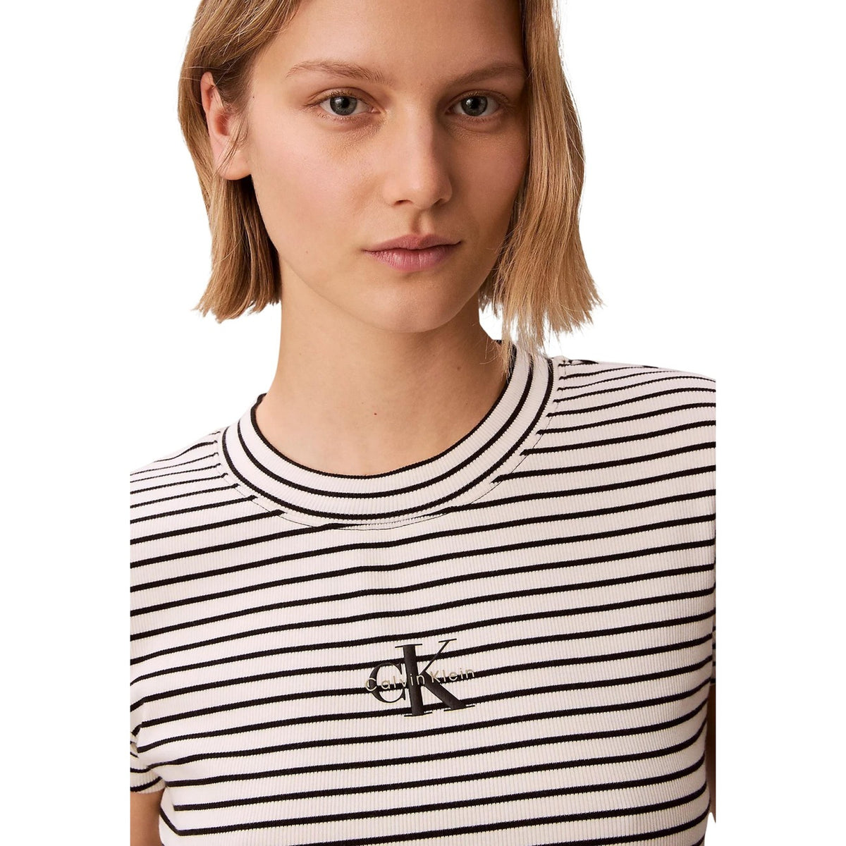 T-shirt CK Essentials a righe; cotone elasticizzato a costine, vestibilità slim. Righe tinte in filo, logo rialzato sul petto, girocollo. Qualità premium e design senza tempo. Dettaglio logo
