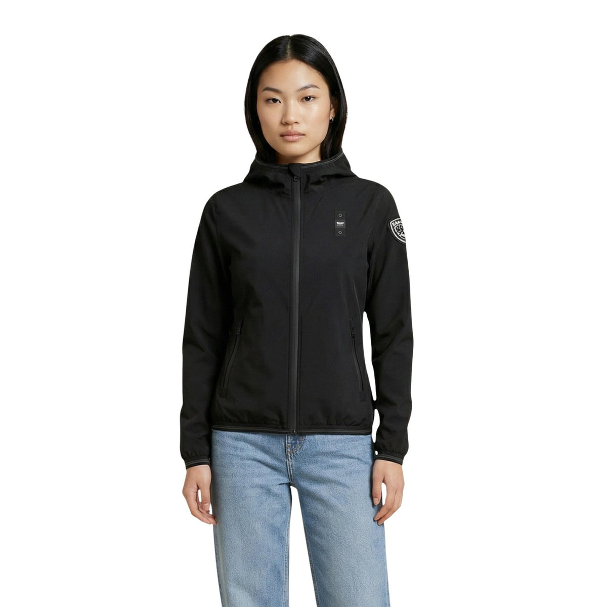 Giacca Blauer donna nera con cerniera maniche lunghe scollo alto cappuccio tasche anteriori 95% poliammide 5% elastan - vista frontale indossata da modello figura intera