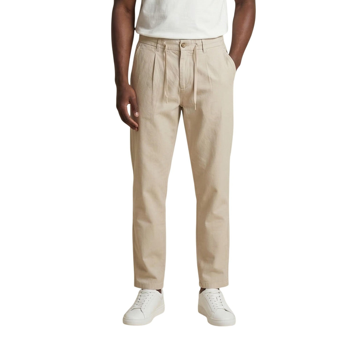 Pantaloni Only & Sons Onslee Tapered; 55% cotone, 25% lino, 20% cotone riciclato. Coulisse in vita, pinces, tasche laterali. Pantalone estivo leggero, traspirante e raffinato. Colore beige