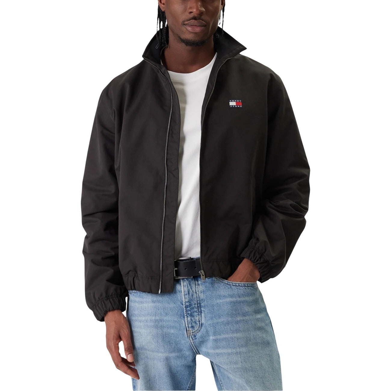 Giacca Tommy Hilfiger Jeans transizione ESSENTIAL uomo nera con cerniera tasche maniche lunghe scollo alto - vista frontale indossata da modello