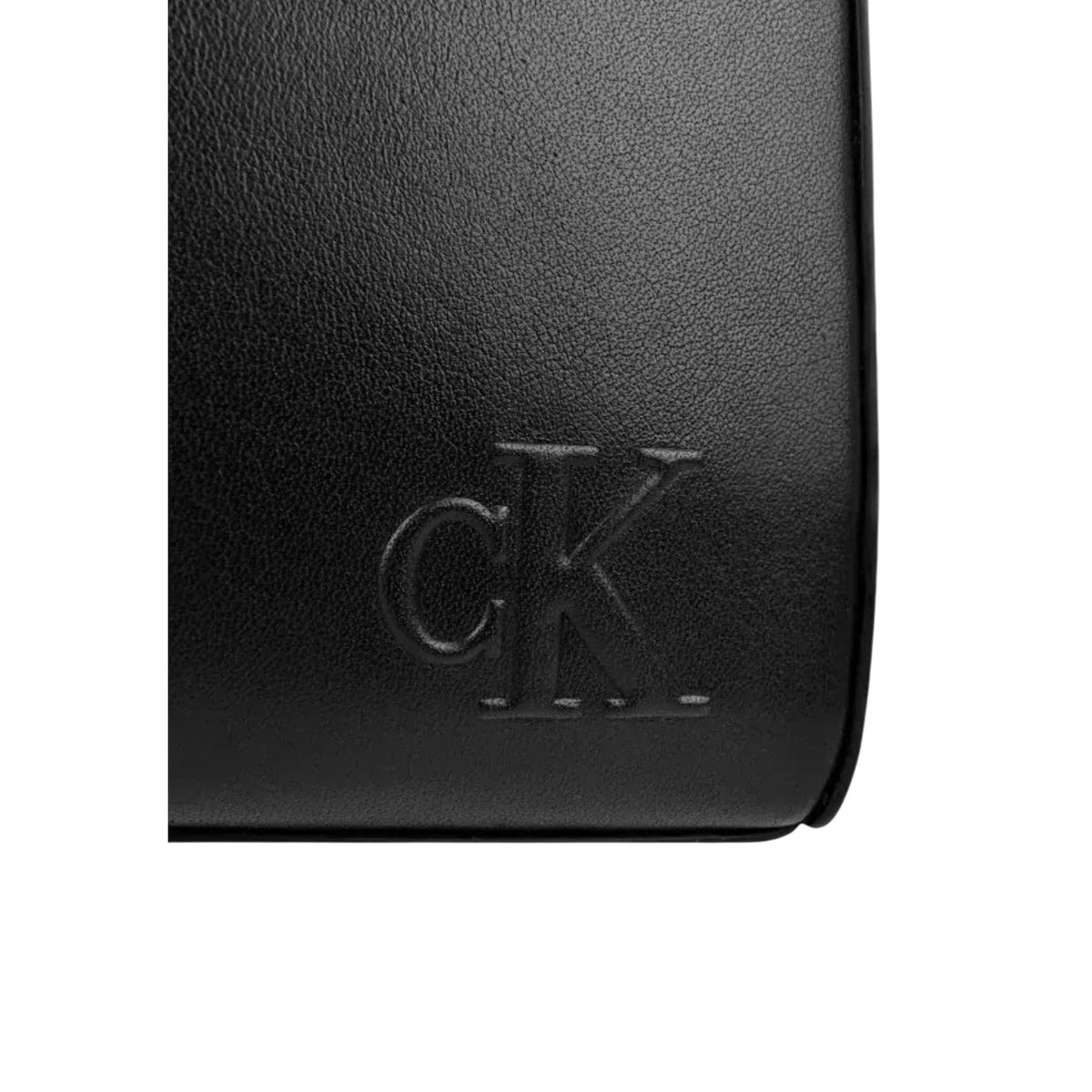 Pochette Uomo Calvin Klein Bold; in pelle, manico laterale, chiusura zip, logo CK impresso. L'essenziale maschile dal design minimal e curato. Dettaglio logo
