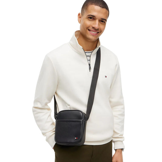 Tracolla nera uomo Tommy Hilfiger AM0AM14845BDS. Borsello reporter da uomo nero in ecopelle con tasca traforata frontale, zip, scomparto da 1,85 litri e logo bandierina Tommy Hilfiger.