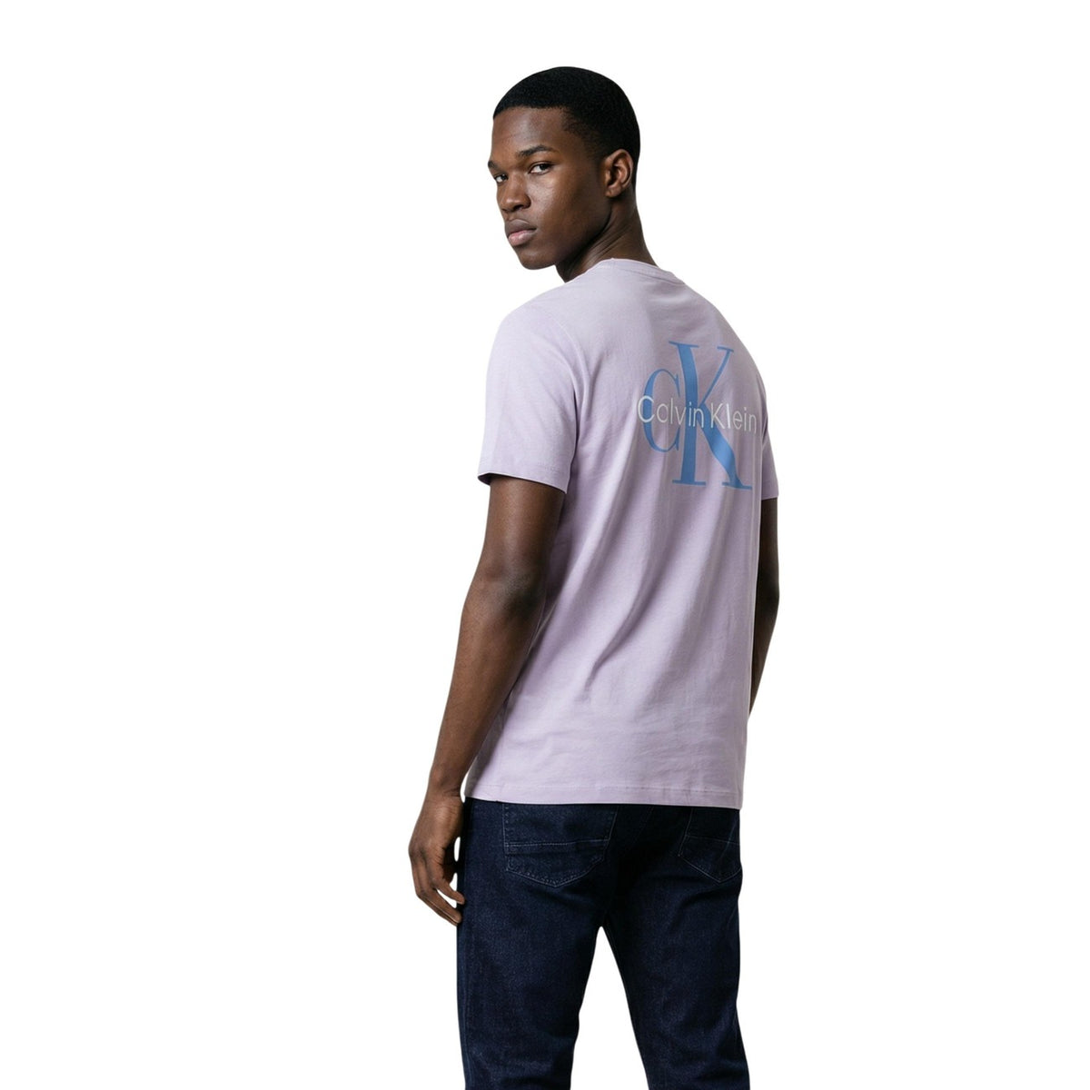 Dettaglio t-shirt Calvin Klein Jeans uomo lilla con stampa logo frontale e vestibilità regular