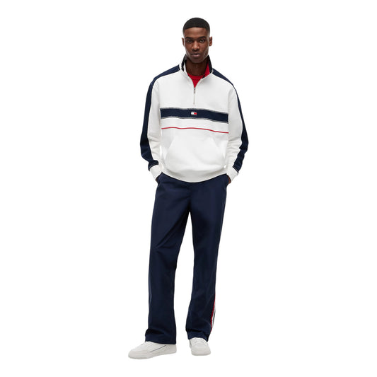 Felpa Uomo Tommy Jeans; Bianco e Multicolore. Tessuto in spugna di cotone organico, taglio relaxed fit con spalle scese, collo a imbuto con mezza zip e tasca a marsupio. Logo badge frontale, stile street-wear 4 stagioni. Figura intera