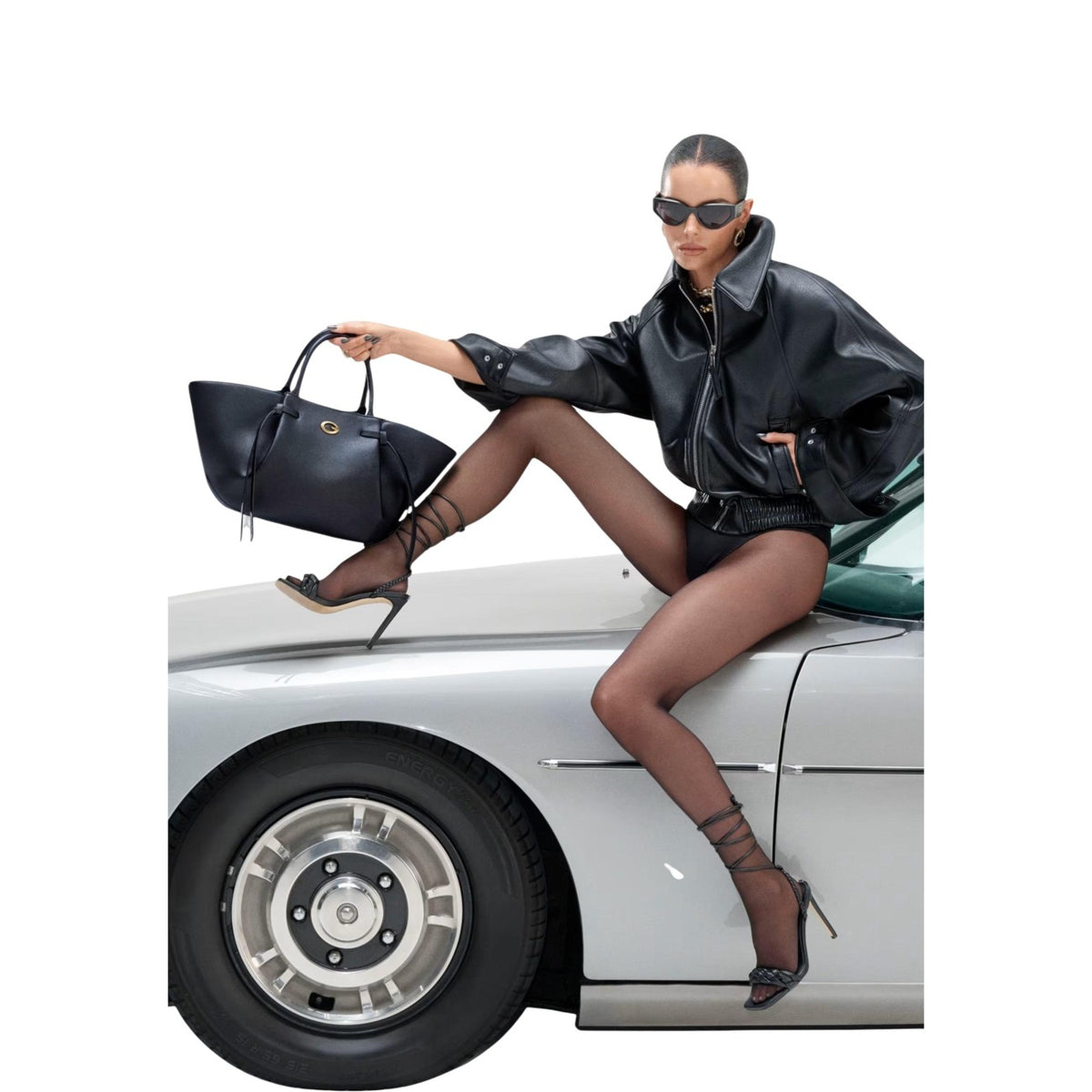 Borsa Guess con frange nera HWBG22 37060. Borsa da donna in ecopelle 100% poliuretano con chiusura con bottone magnetico, dettagli metallici dorati, tracolla rimovibile e dimensioni 48x22x14 cm.