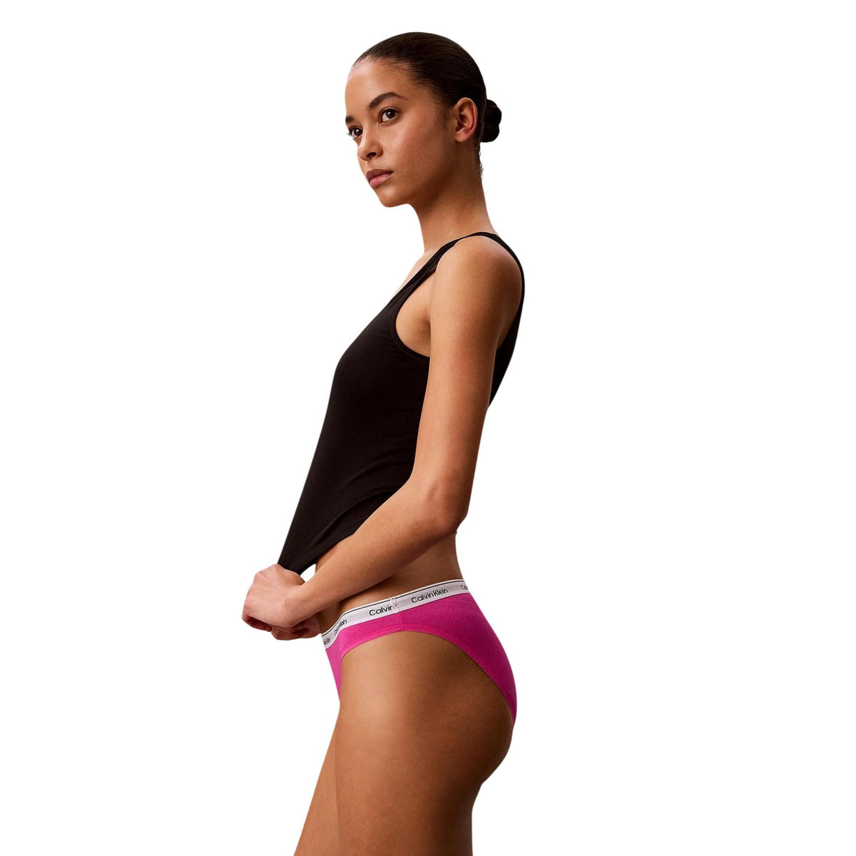 Multipack 5 Slip Bikini Donna Calvin Klein; Tessuto elasticizzato in cotone e lycra con stampe e fantasie assortite. Modello a vita regolare con iconica fascia elastica logata in vita, stile casual 4 stagioni. Laterale