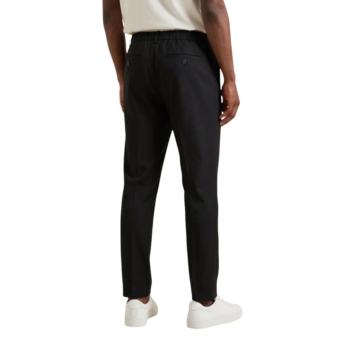 Antony Morato Jonah Regular Fit; nero, misto lino e viscosa, stretch. Il pantalone chino essenziale per un look smart-casual estivo. Vista posteriore