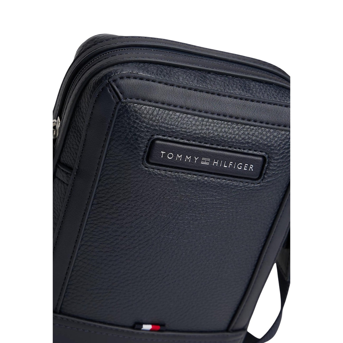 Tracolla uomo Tommy Hilfiger Mini Reporter; 100% Poliuretano. Logo applicato, tracolla regolabile, chiusura con zip. Borsa compatta uomo, versatile e moderna. Dettaglio logo