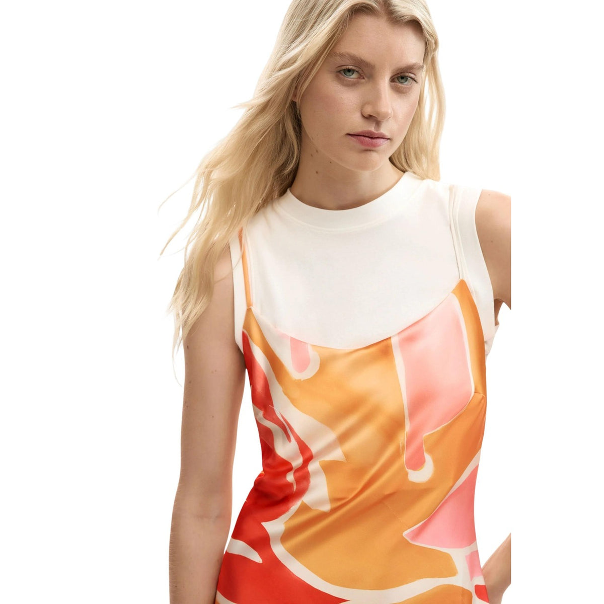 Abito lungo Desigual; stampa floreale, canotta interna rimovibile, spalline regolabili. Design fluido SS26, vivace e versatile.