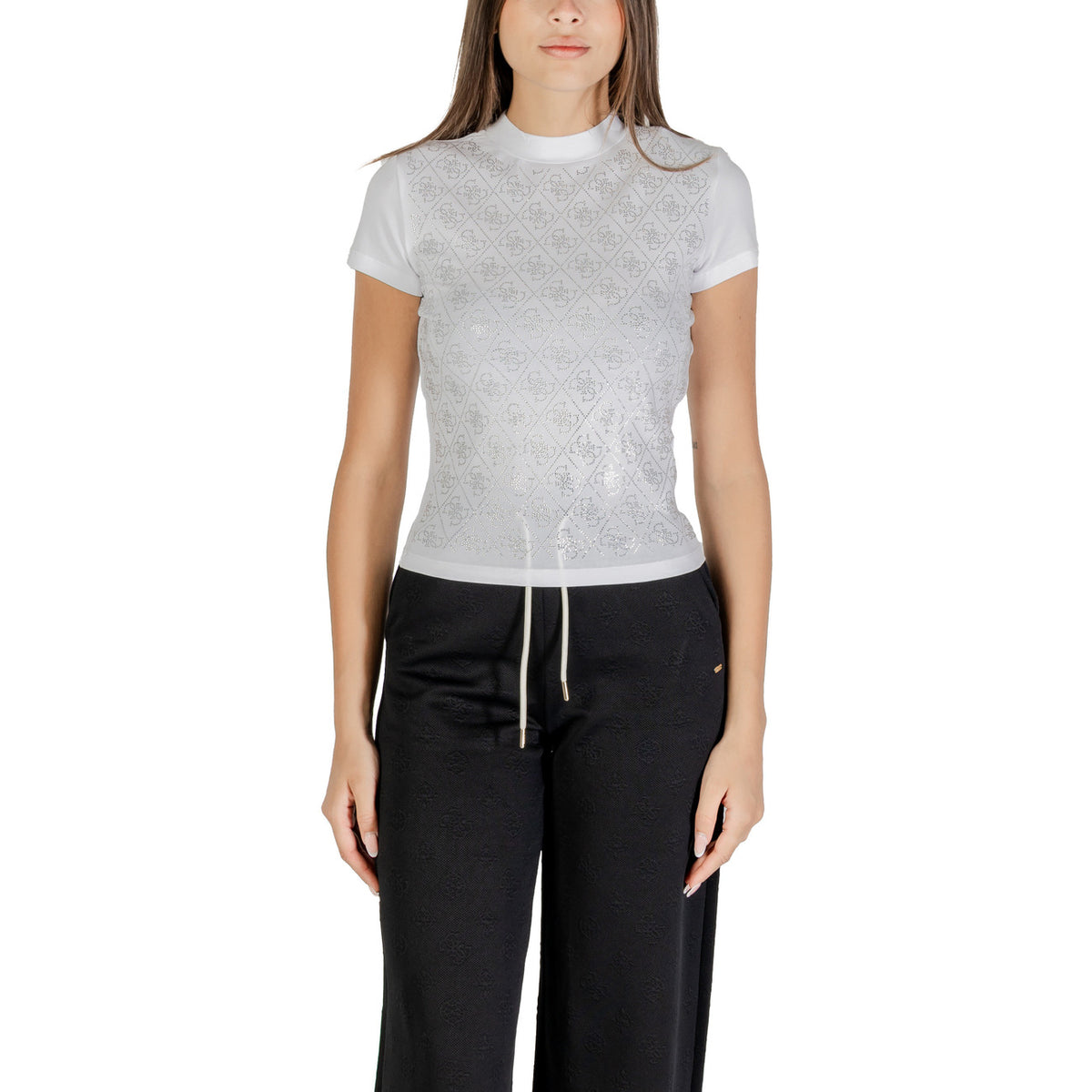 T-shirt Guess con logo 4G donna bianca maniche corte scollo tondo - vista frontale indossata da modello