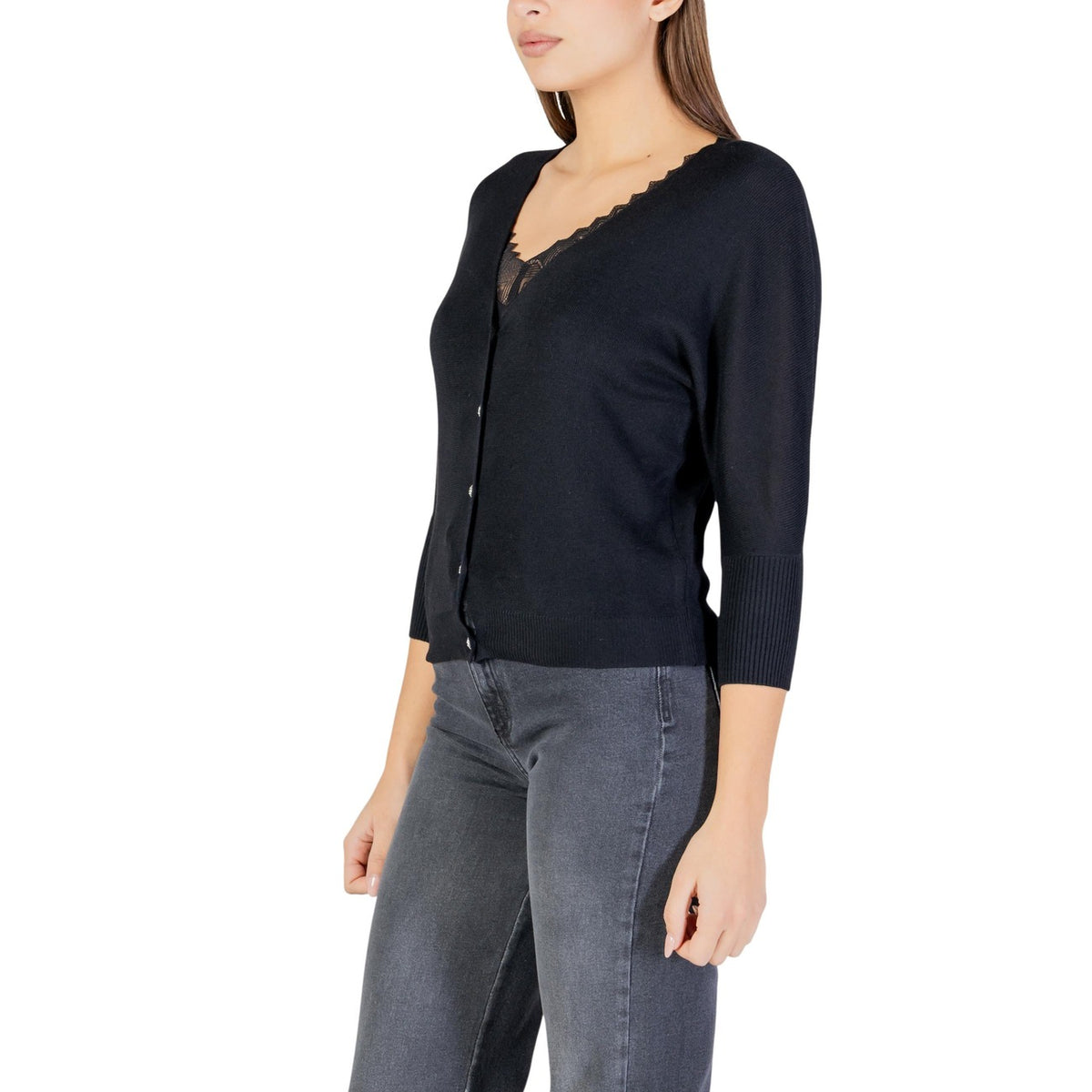 Cardigan Nero Morgan De Toi; Misto Lana. Scollo a V, bottoni delicati, maniche 3/4. Vestibilità regolare, stile casual-chic per la mezza stagione. Laterale