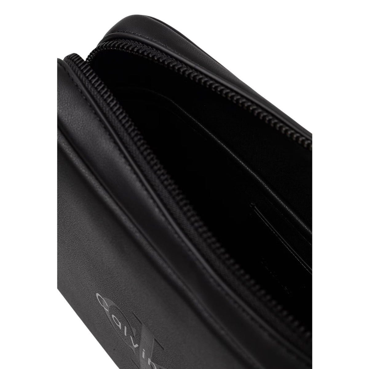 Pochette Uomo Calvin Klein Bold Pouch; Nero. 100% Poliuretano, chiusura con zip, manico laterale rimovibile. Struttura compatta e capiente (22x15 cm), stile casual-elegante 4 stagioni. Vista apertura