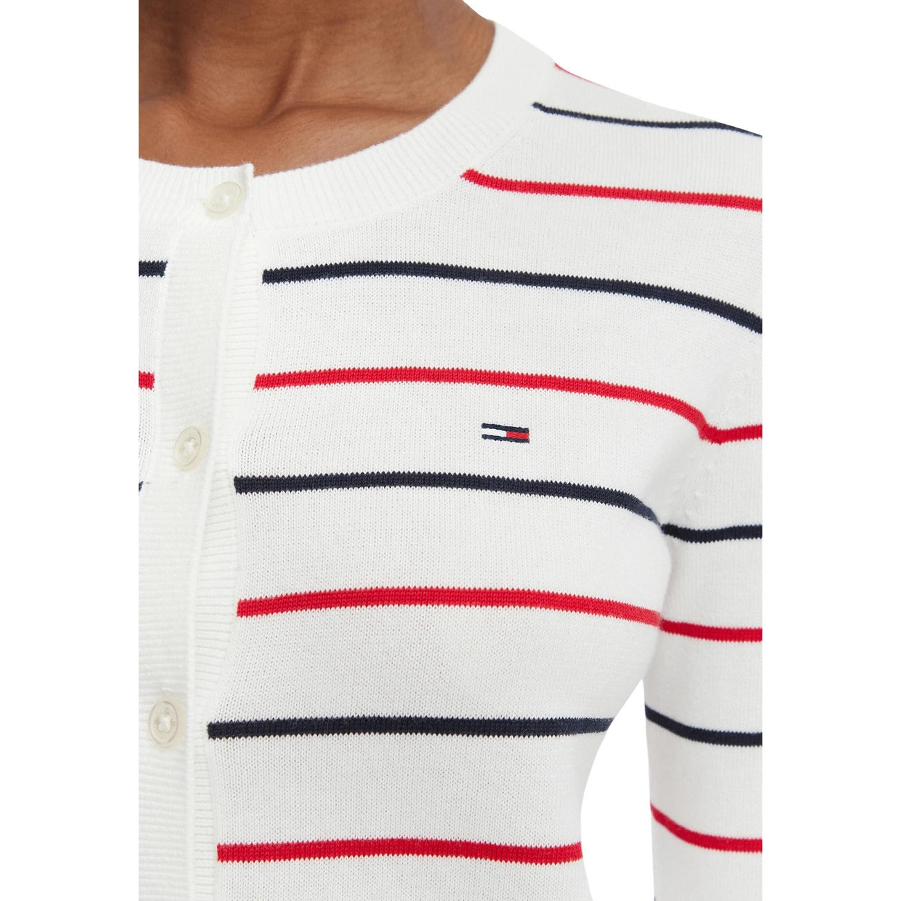 Cardigan Tommy Jeans donna bianco a righe DW0DW20976. Maglia aderente in 100% cotone biologico con girocollo, bottoni frontali e logo bandiera classico ricamato sul petto, abbigliamento donna autunno inverno.