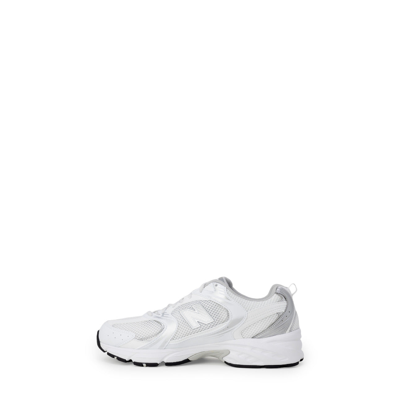 sneaker New Balance 530, disponibile in una colorazione bianca con dettagli argento