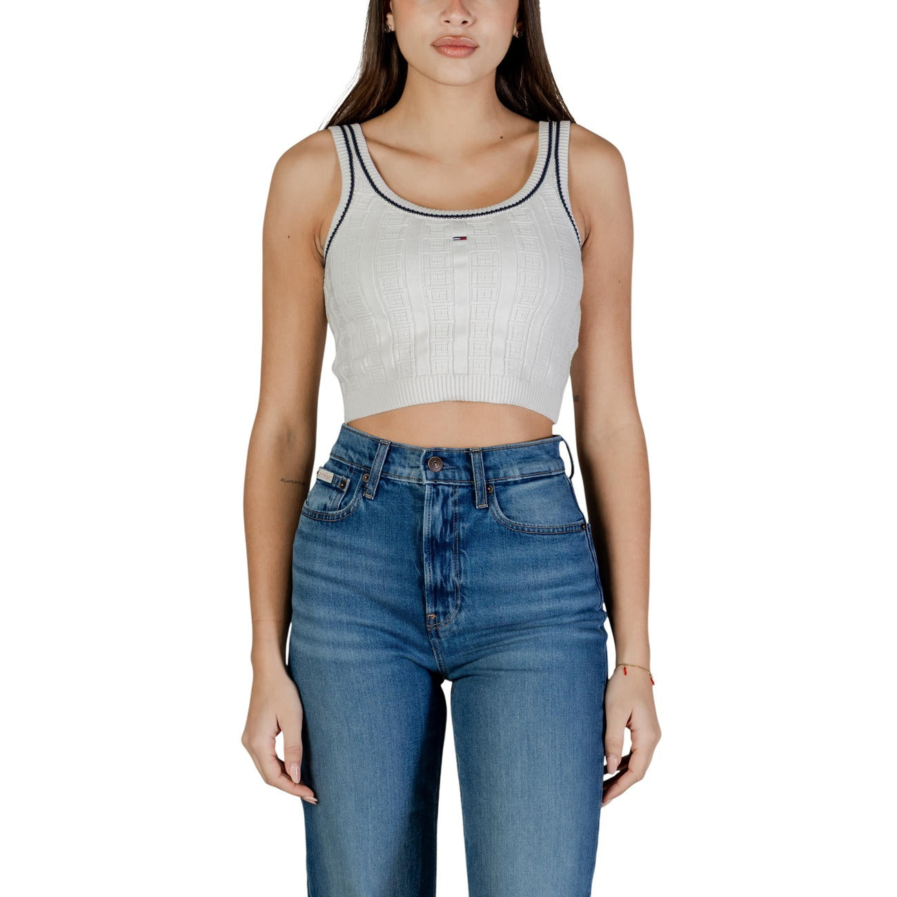 Crop Top Tommy Jeans; Bianco. 88% Cotone Organico. Maglia intrecciata con bandierine all-over, profili a contrasto e scollo ovale. Taglio corto e aderente, stile preppy moderno. Vista frontale