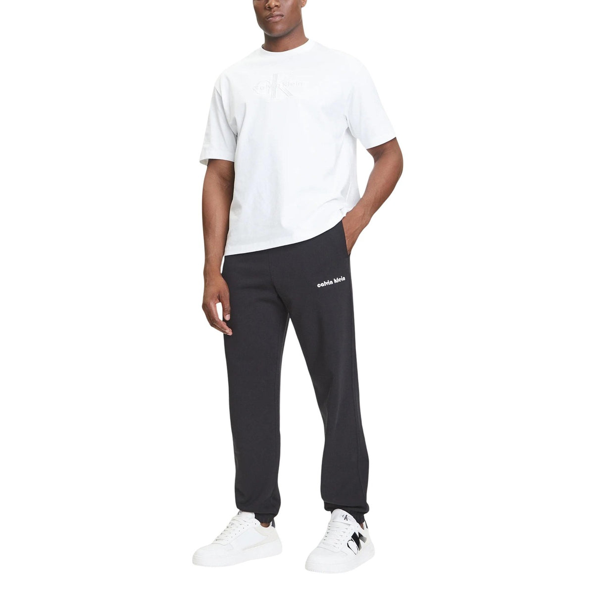 Pantaloni Calvin Klein Jeans uomo neri 90% cotone 10% poliestere - vista frontale indossati da modello