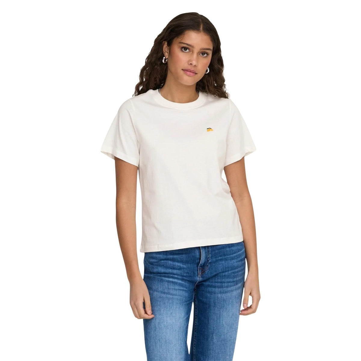 JDYPisa S/S Print Top; 100% cotone, ricamo cuore minimalista, colore bianco. La t-shirt basic essenziale con un tocco femminile. Vista frontale