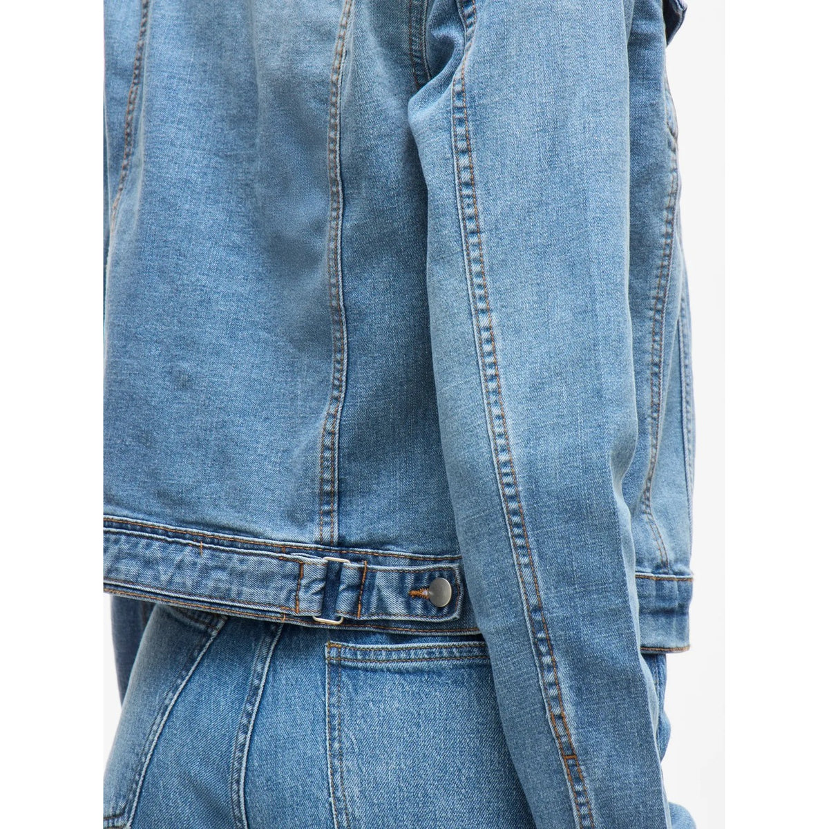 Giacca Denim Donna Azzurra Vila Clothes; Tessuto traspirante in cotone organico e poliestere con chiusura a bottoni. Tasche sul petto e anteriori, colletto classico e maniche lunghe, stile casual primavera-estate. Dettaglio posteriore