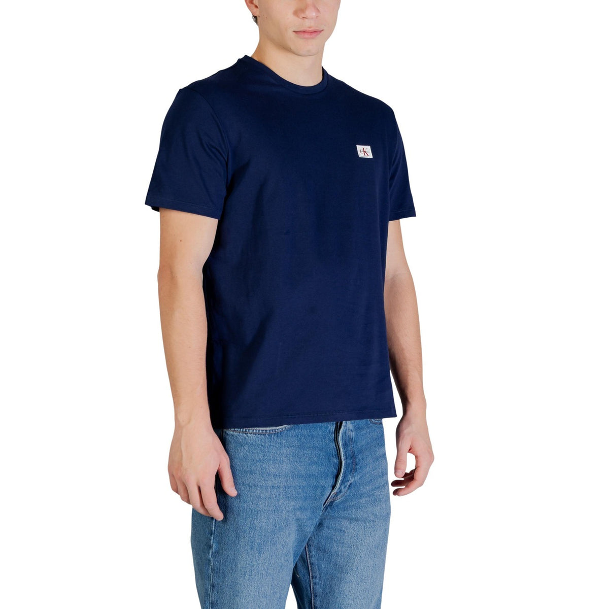 T-shirt CK Jeans SS Badge; 100% Cotone. Regular fit, patch logo sul petto, maniche corte. Comfort superiore e stile minimalista per il tempo libero. Colore blu navy. Vista frontale Laterale