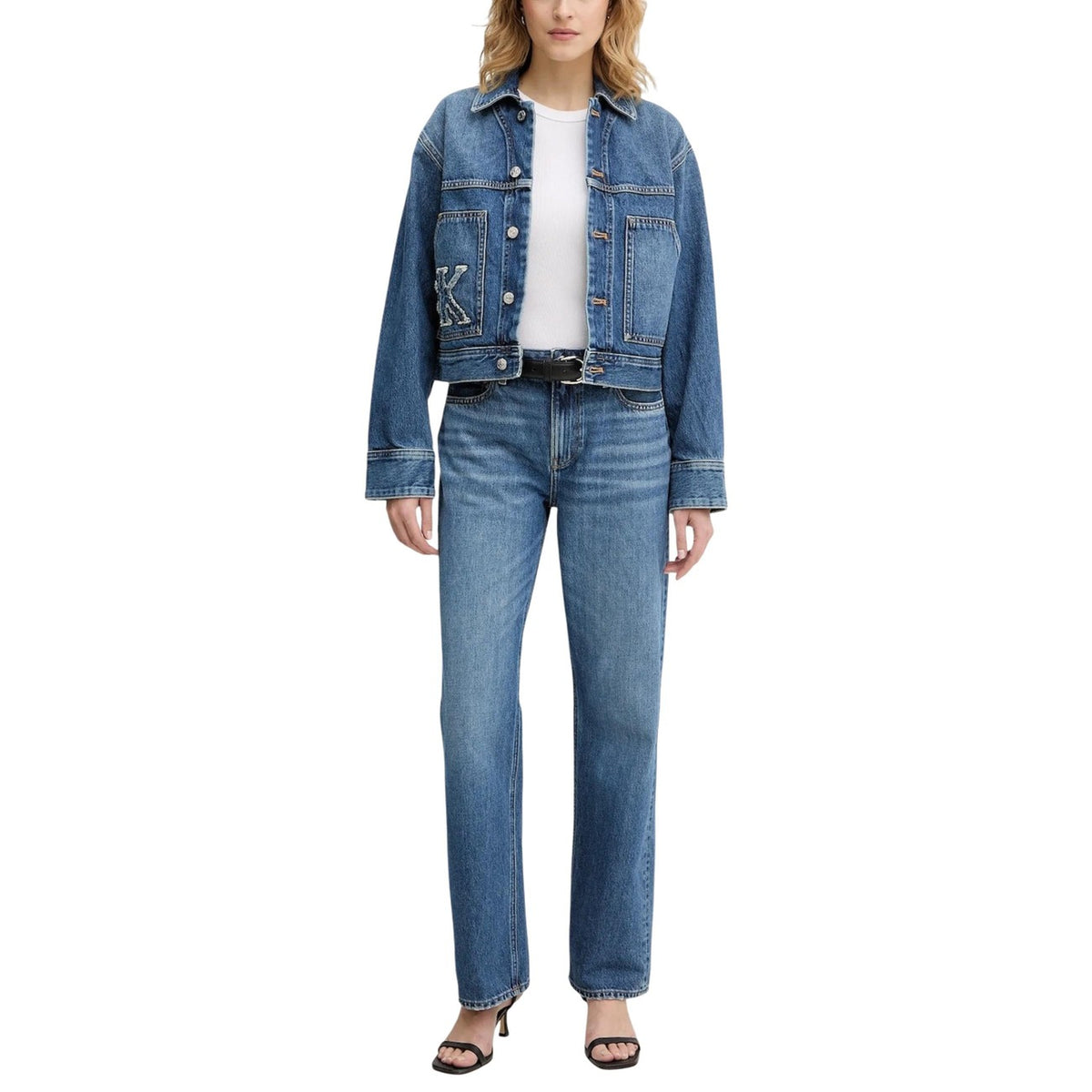Jeans Calvin Klein Jeans donna blu denim con zip e bottone tasche 99% cotone 1% elastan - vista frontale indossati da modello figura intera
