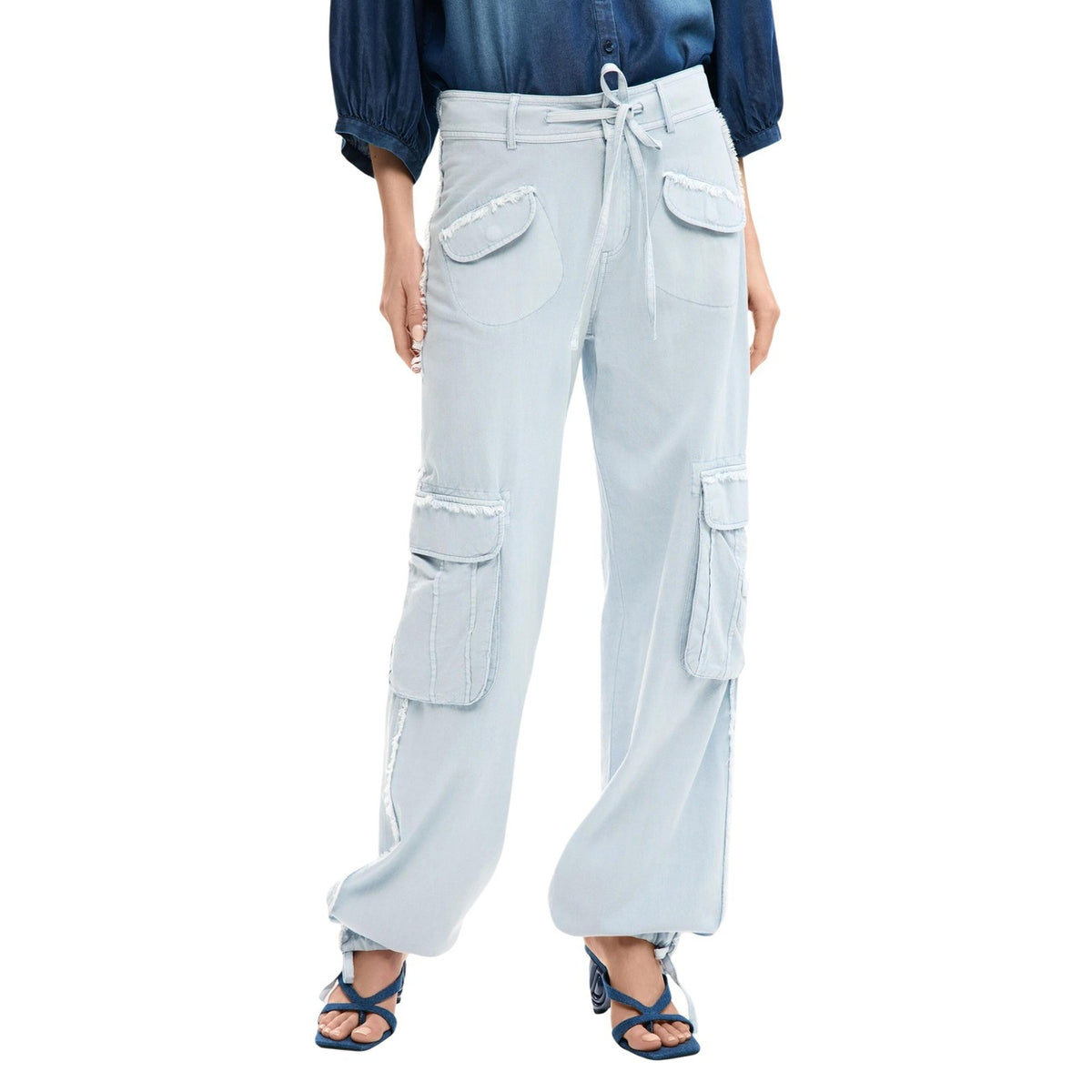 Cargo Pants SS26; fit utility, tasche laterali maxi, vita e fondo regolabili con coulisse, finiture sfrangiate. Il pantalone cargo versatile, tecnico e stiloso. Colore azzurro