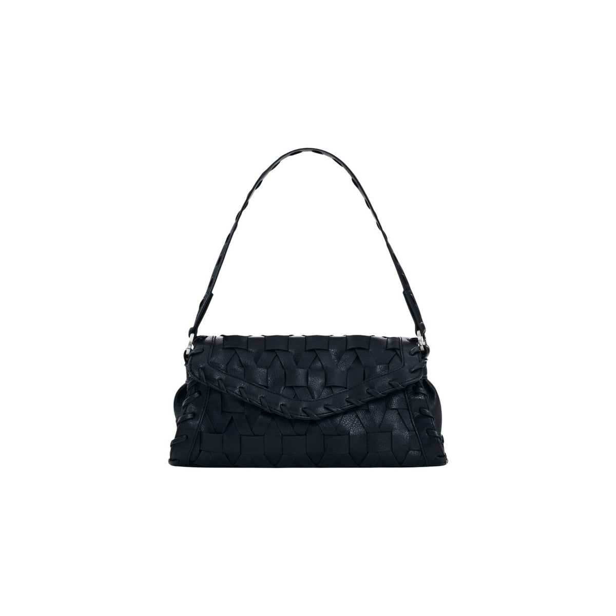Borsa SS26 Intrecciata; pelle riciclata, chiusura zip e magnete, patta frontale. Doppia tracolla intercambiabile, charm portacarte, design compatto e strutturato. Sostenibile e di tendenza. Colore nero vista frontale