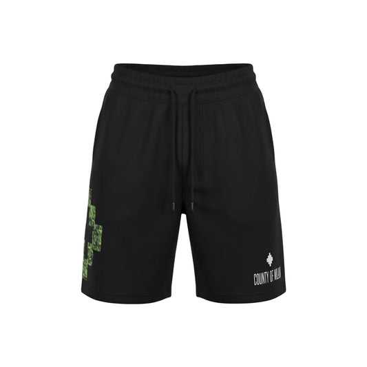 Bermuda County of Milan S6CMMABE072; 100% cotone, grafica geometrica verde, logo a contrasto. Vita con coulisse, tasche laterali, vestibilità morbida. Shorts sportivi di lusso, design audace. Vista frontale stesa
