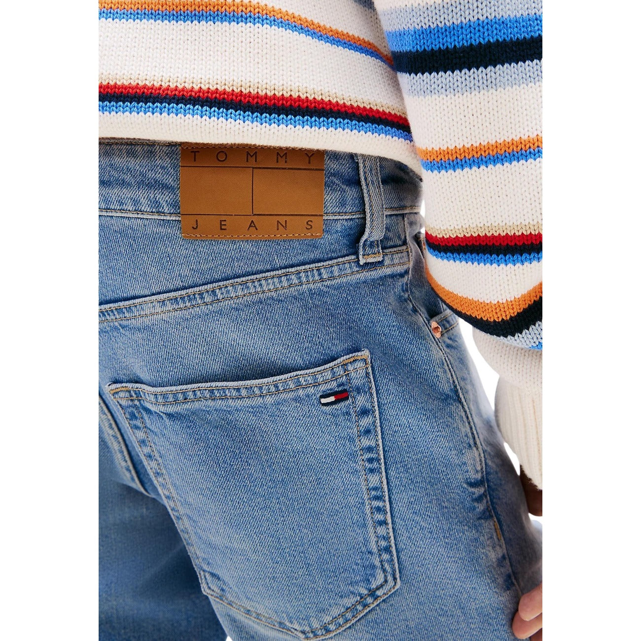 Shorts Tommy Jeans Slim Fit; 81% Cotone, 18% Lyocell. Denim 13,5 oz, baffature frontali, cinque tasche. Pantaloncini uomo stretch, traspiranti e iconici per la PE26.