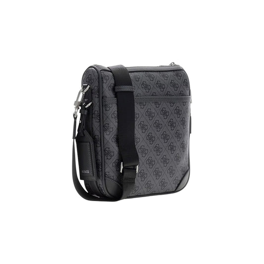 Borsa Tracolla Media Grigia Uomo Guess Milano Crossbody; Misure 22x26x8 cm. Tessuto 100% poliuretano logato con chiusura a zip superiore e tracolla rimovibile. Dettagli metallici lucidi, stile smart casual 4 stagioni. Posteriore