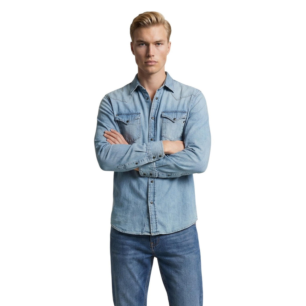 Camicia Replay M4860T; 100% cotone, Regular Fit. Bottoni a pressione, doppie tasche con patta, cuciture a vista. Capo iconico, traspirante e versatile per outfit casual-urban. Vista frontale