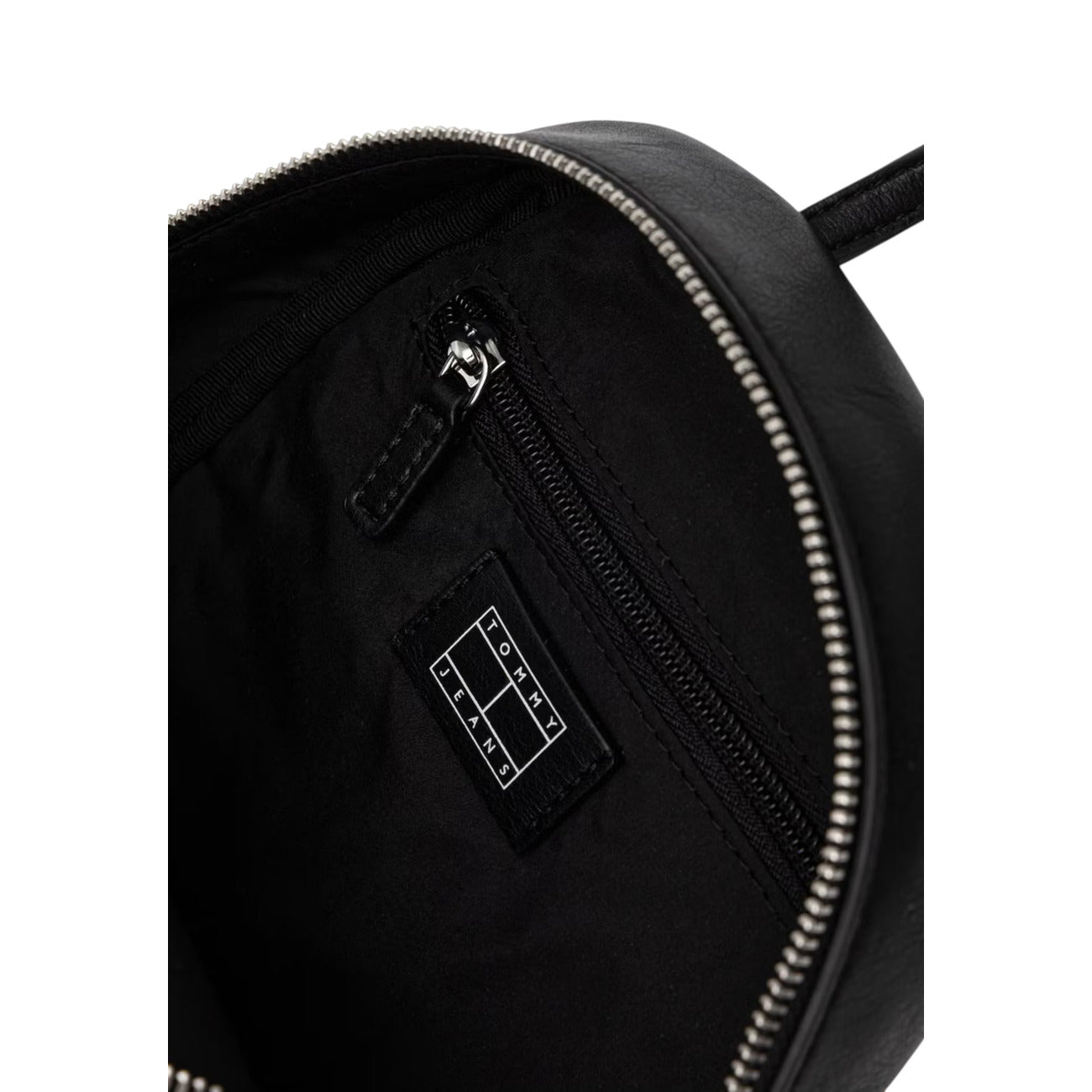 Mini Zaino Donna Tommy Hilfiger; Nero. Struttura in poliuretano, chiusura con zip metalliche, tasca frontale esterna e spallacci regolabili imbottiti. Patch logo Tommy Jeans in rilievo, misure micro e capienti (20x27,5 cm) Vista aperta