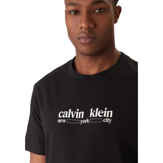 T-shirt Calvin Klein Jeans Nera NYC; 100% Cotone. Logo frontale stampato, maniche corte, vestibilità regular. Capo versatile 4 stagioni, stile casual-urbano autentico.