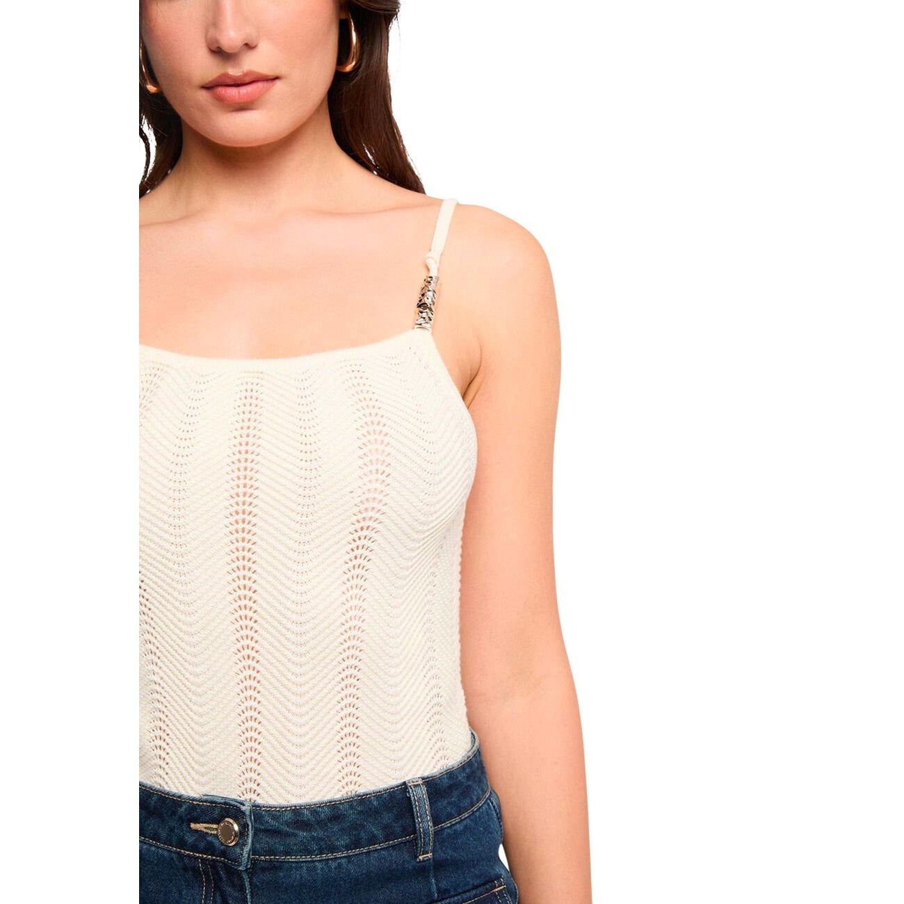 Canotta Morgan De Toi Molovic Beige; Cotone e Viscosa. Spalline con decoro gioiello, trama ondulata, vestibilità fluida. Top leggero ed elegante per la stagione estiva. Codice: 251-MOLOVIC.