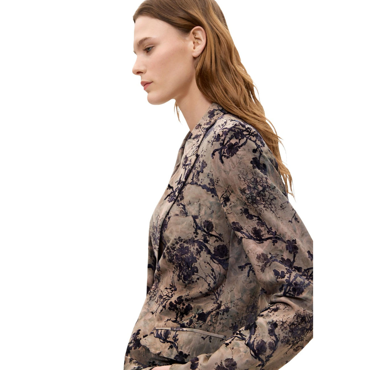 Blazer Desigual donna beige floreale modello AME_CHERRIE. Giacca elegante da donna in velluto floccato con stampa giapponese o orientale marrone e revers stile boho-chic e sartoriale.