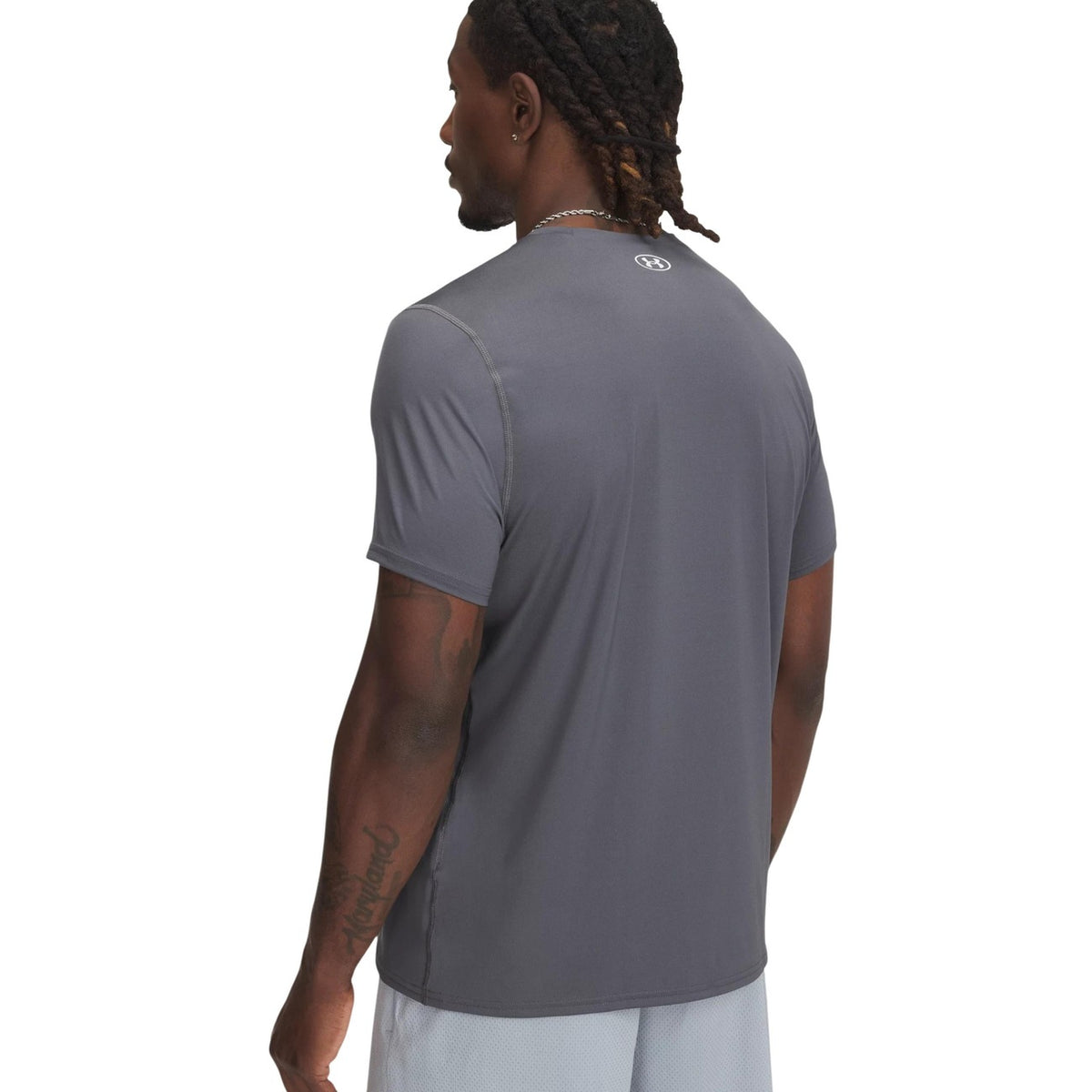 Under Armour Maglia HeatGear® Fitted; t-shirt tecnica traspirante ad asciugatura rapida, ideale per allenamenti intensi, corsa e palestra grazie alla struttura flessibile e leggera. Vista posteriore indossata