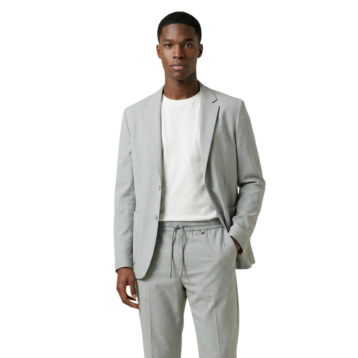 Giacca Antony Morato Julie; Slim Fit, tessuto elasticizzato antipiega, chiusura a due bottoni. Tasche con pattina, rever classico, stile contemporaneo e raffinato. Ideale per completi spezzati o total look formali.