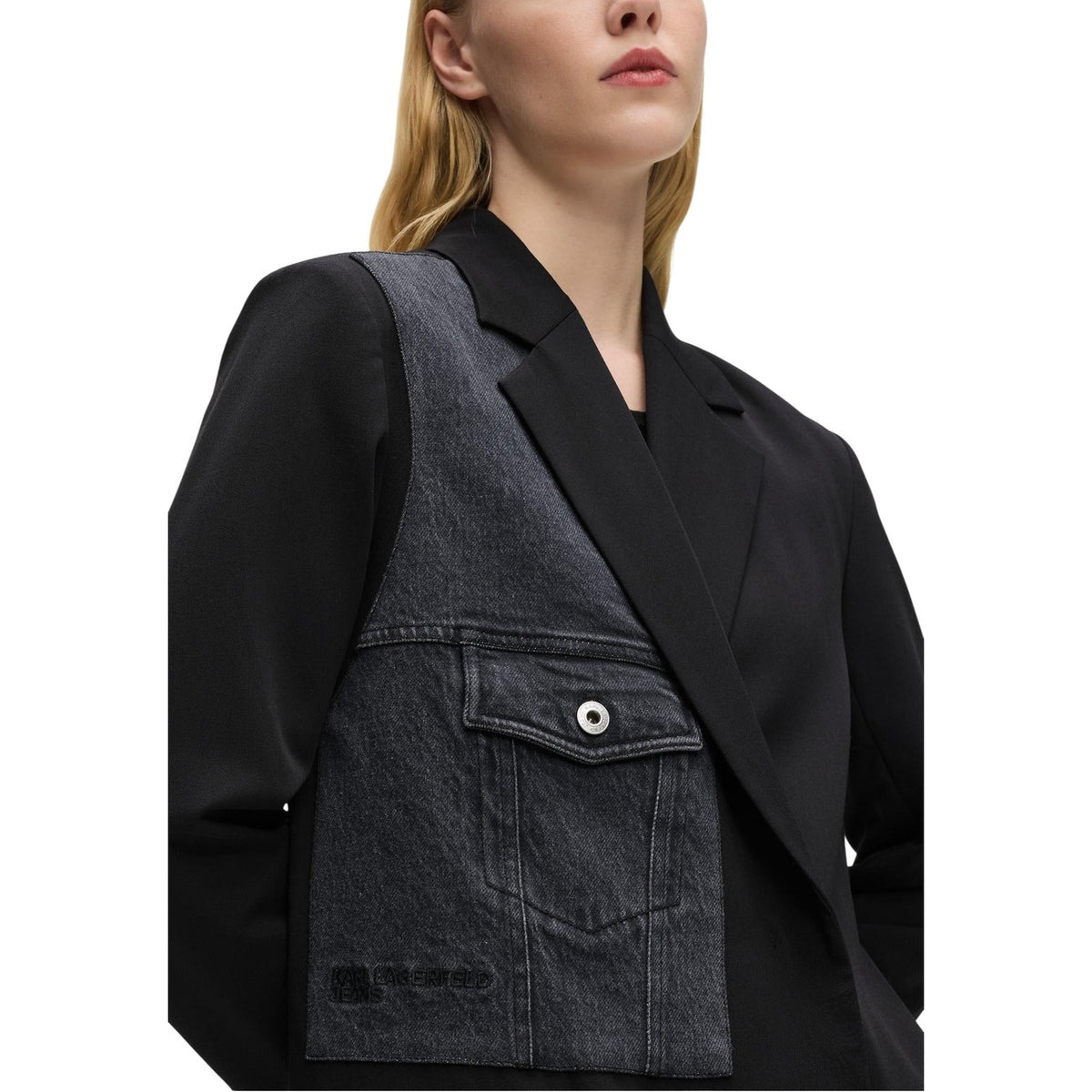 Dettaglio giacca Karl Lagerfeld Jeans BLAZER CON SEZIONE IN DENIM donna nera con chiusura a bottoni e scollo a V