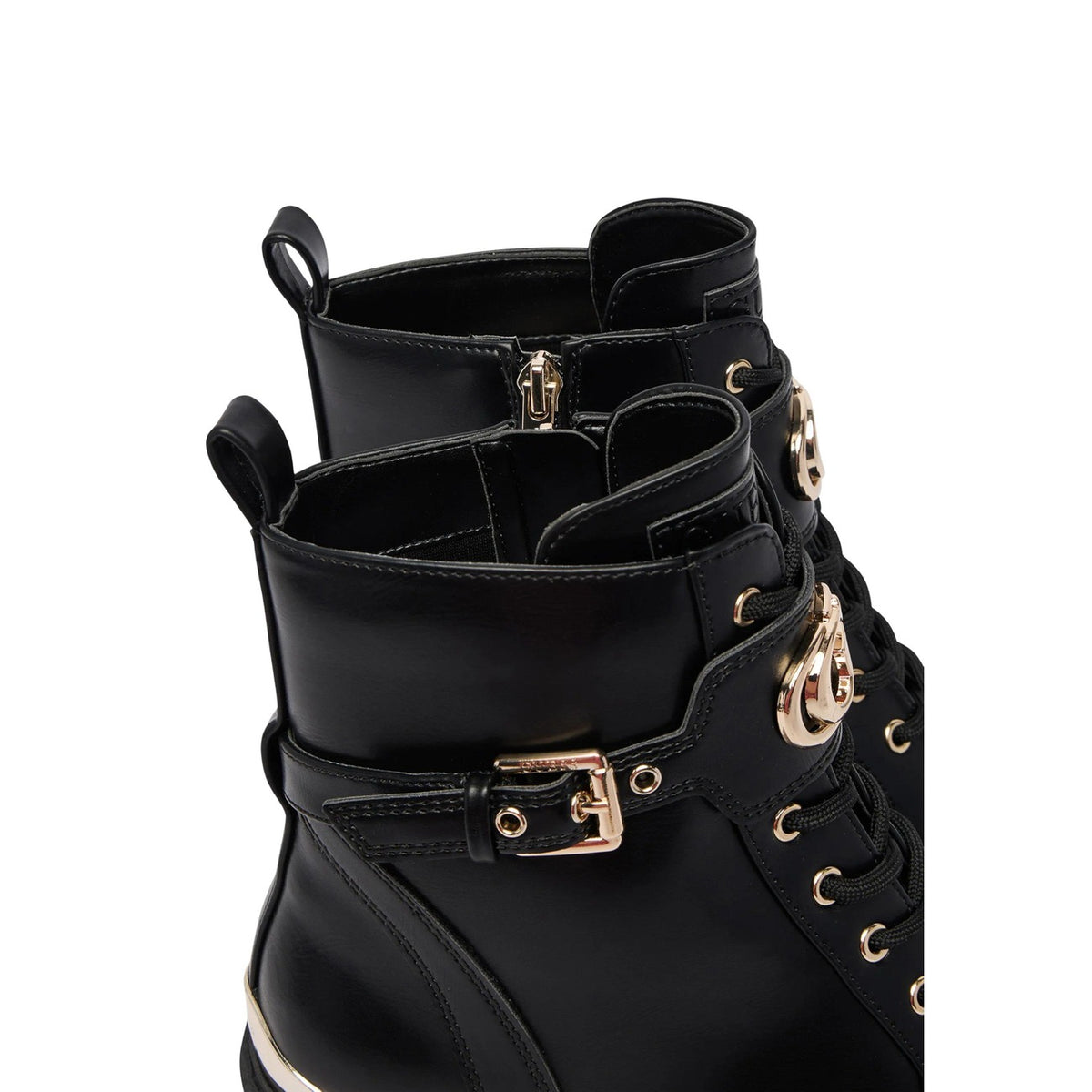 Stivaletti Guess donna nero Olanna FLTOLA ELE10. Anfibi neri in poliuretano con suola alta carrarmato tacco 4 cm, cinturino con fibbia dorata e logo Guess, collezione autunno inverno.