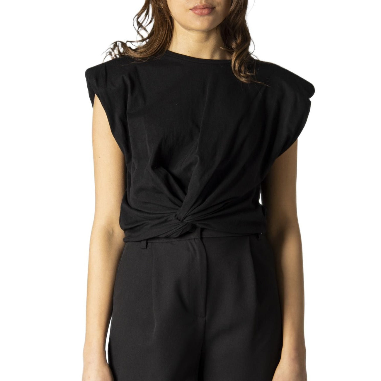 Hanny Deep Top smanicato nero; composizione 100% cotone, scollo a giro e linea pulita, ideale per la stagione primavera-estate e abbinamenti dinamici.