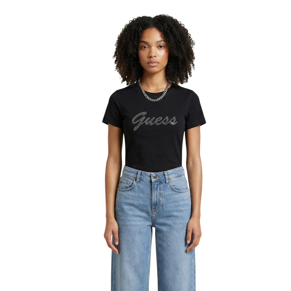 t-shirt nera da donna Guess SS CN 3D GUESS SCRIPT TEE. Realizzata in 100% cotone di alta qualità. Maniche corte. logo Guess, applicato in rilievo 3D sul davanti. Vista frontale indossata da modella