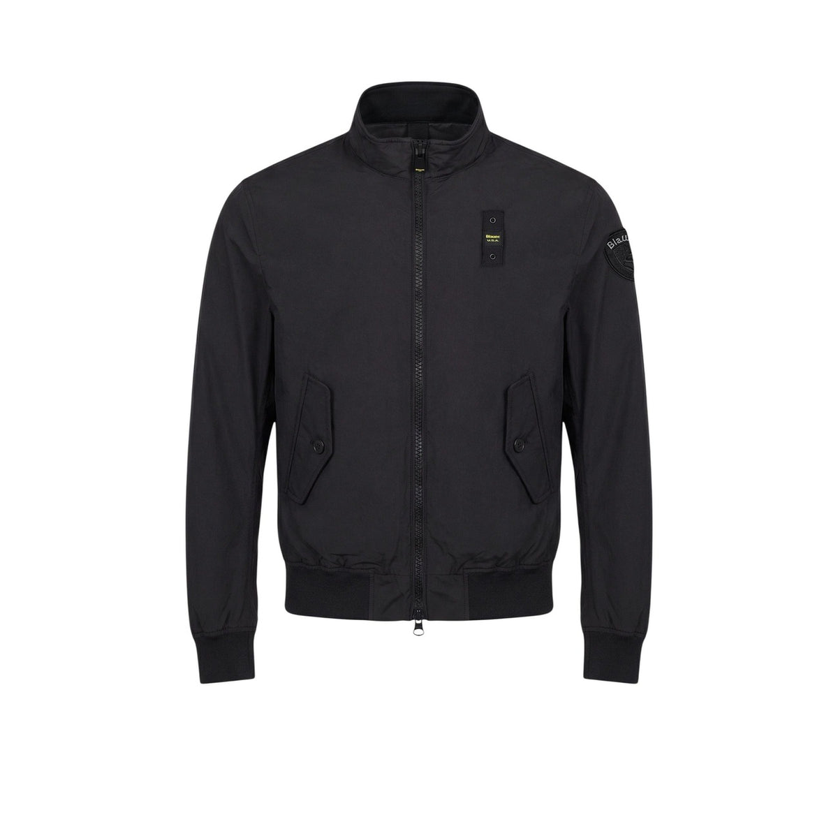 Giubbotto Blauer Alwin con collo alto, tasche con patta e logo sulla manica; giacca leggera antivento con fondo e polsini elasticizzati, stile casual-urbano. Vista stesa
