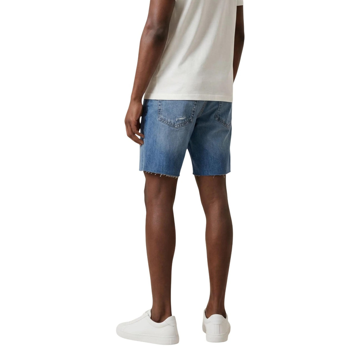 Bermuda di jeans Calvin Klein da uomo con lavaggio denim, orlo sfrangiato a taglio vivo e dettagli effetto vissuto con leggere abrasioni sopra il ginocchio.