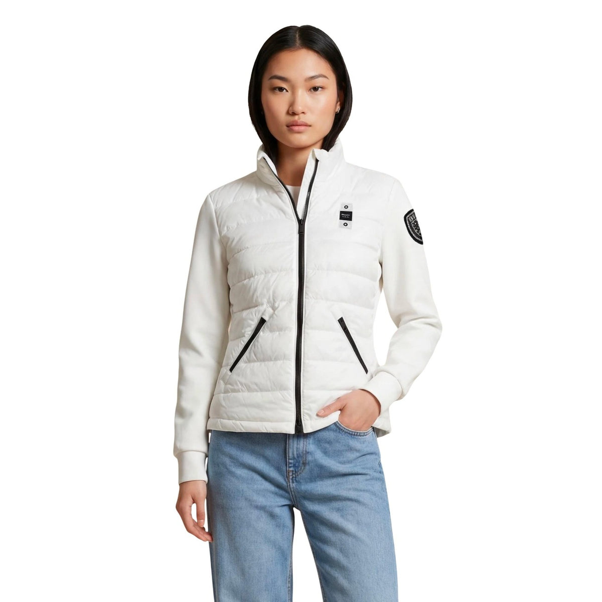 Piumino bianco leggero Blauer Haskel, chiusura con zip e tasche zippate, colletto alto antivento e dettagli iconici del brand; vestibilità ergonomica e tessuto resistente. Vista frontale